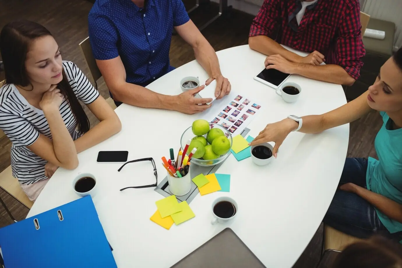 Grafikdesigner trinken schwarzen Kaffee.