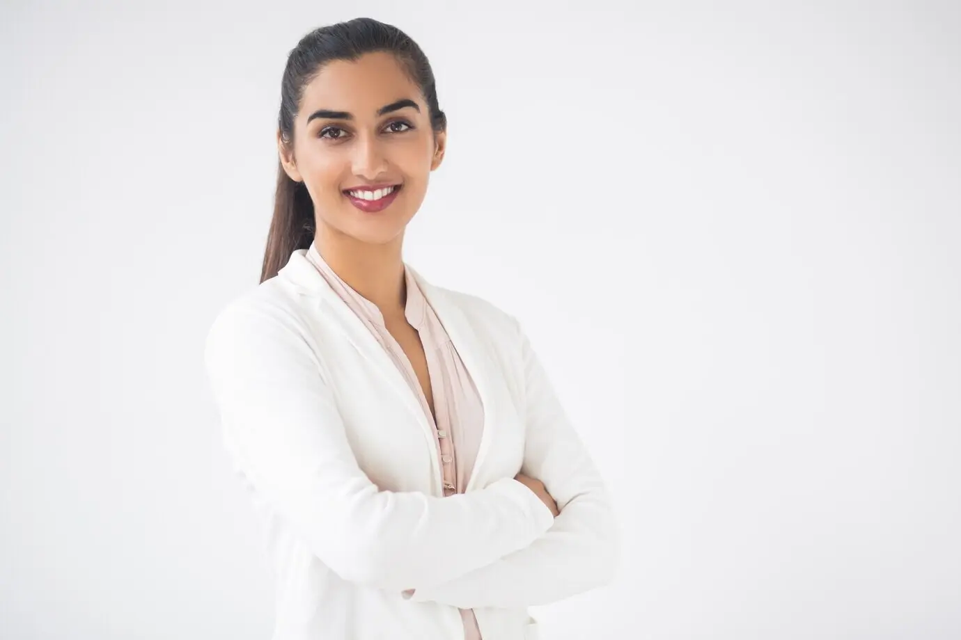 Nahaufnahme einer fröhlichen, hübschen indischen Geschäftsfrau